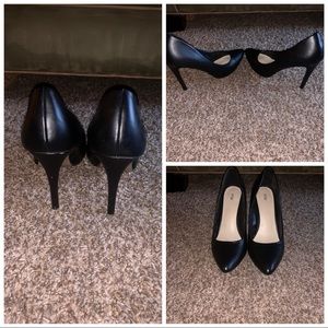 Black close toed pumps